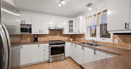 The VILLA - Large Pool, 12ft Hedges, Full Privacy