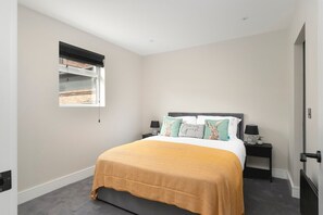 1 bedroom, iron/ironing board, Internet, bed sheets - Skyvillion Apartments-  Cockfosters - Spacious 1-Bed Apartment with Terrace (Barnet)