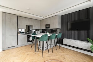 Geladeira, micro-ondas, fogão, cooktop