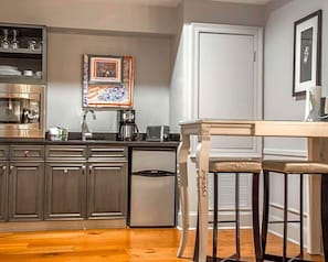 Fridge, microwave, coffee/tea maker, toaster - Electric Vibe in the French Quarter (New Orleans)