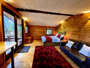 1 bedroom, individually decorated, individually furnished - Tree House (Llanarth)