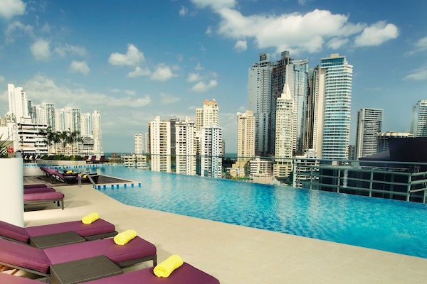 Una piscina al aire libre, camas de piscina gratis, sombrillas