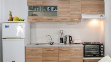 Kühlschrank, Mikrowelle, Wasserkocher mit Kaffee-/Teezubehör