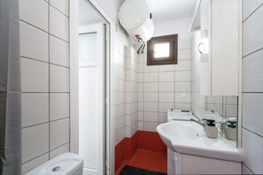 Sèche-cheveux, serviettes fournies, savon, shampoing