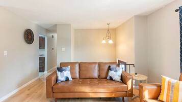 Smart-TV, Tischfußball, Bücher, Arbeitsbereiche