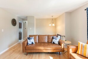 Smart-tv, tafelvoetbal, boeken en een kantoor