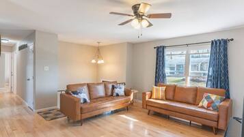 Smart-TV, Tischfußball, Bücher, Arbeitsbereiche