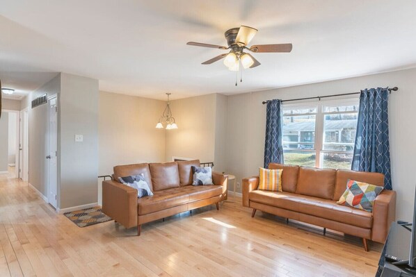 Smart-tv, tafelvoetbal, boeken en een kantoor