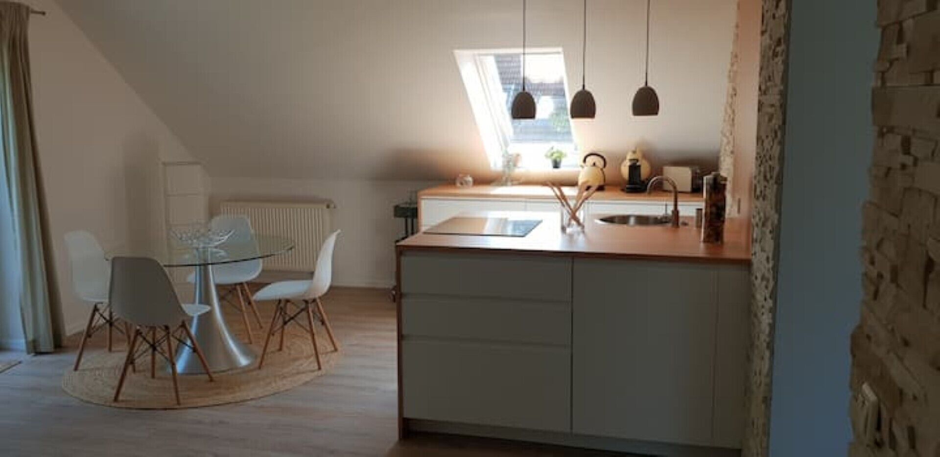 Wasserkocher mit Kaffee-/Teezubehör, Kühlschrank, Mikrowelle, Ofen