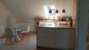 Wasserkocher mit Kaffee-/Teezubehör, Kühlschrank, Mikrowelle, Ofen