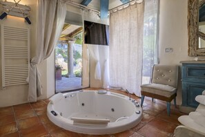 Bruser, hårtørrer, bidet, håndklæder