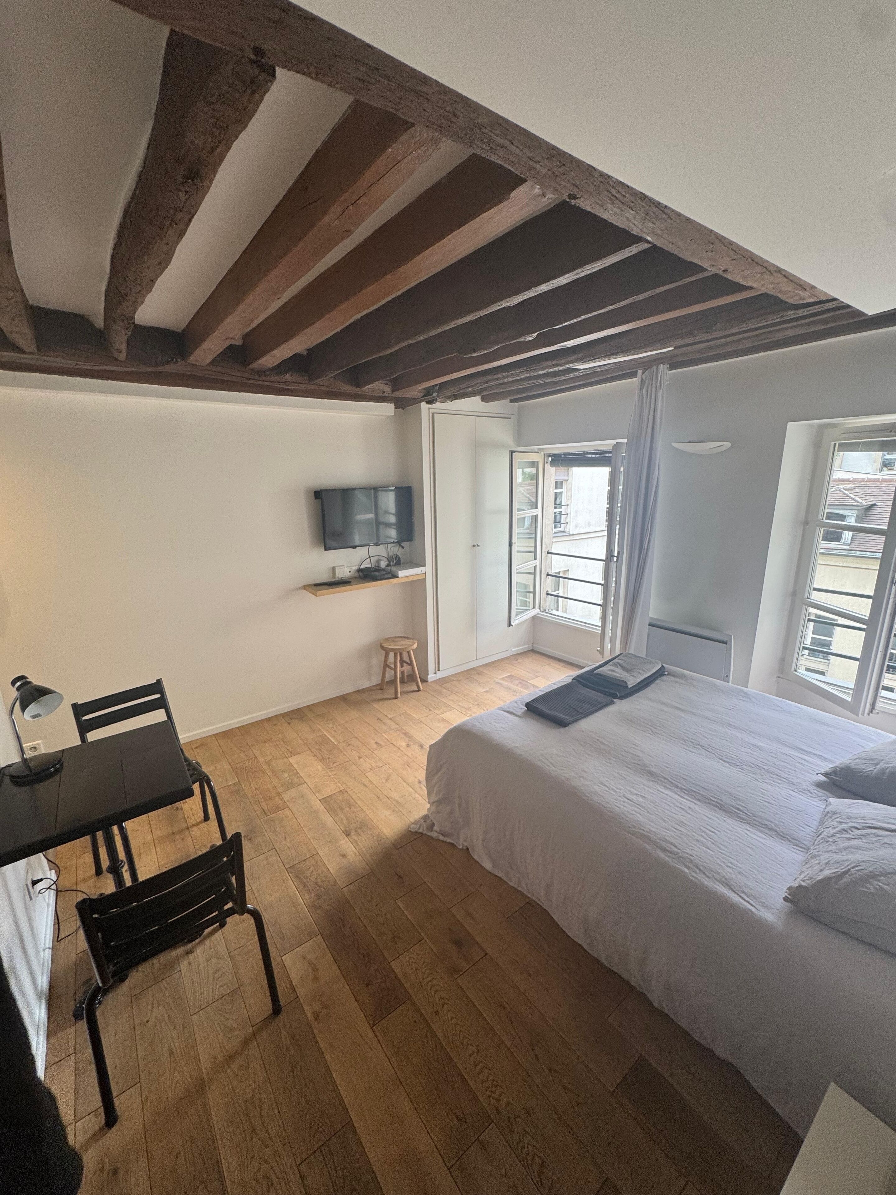 Safe på rommet, wi-fi (inkludert) og sengetøy