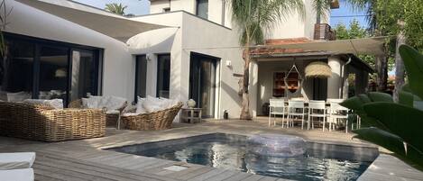 Een buitenzwembad en een verwarmd zwembad