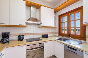 Mikrowelle, Geschirrspüler, Wasserkocher mit Kaffee-/Teezubehör
