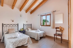 4 bedrooms, iron/ironing board, free WiFi, bed sheets