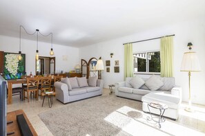 TV, mesa de pingue-pongue