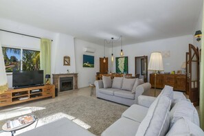 TV, mesa de pingue-pongue