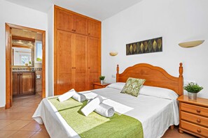 4 bedrooms, iron/ironing board, free WiFi, bed sheets - Villa Genestar by Villa Plus (Ciutadella de Menorca)