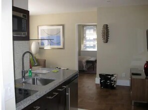 Microondas, horno y lavavajillas