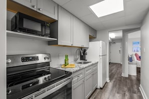 Fridge, microwave, oven, stovetop - Deja View by StayMareni - Double Oceanfront Suite (Myrtle Beach)