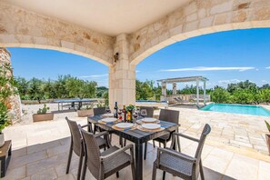 Outdoor dining - Villa Angelo by Villa Plus (Ostuni)
