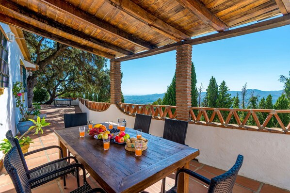 Outdoor dining - Villa Encinas by Villa Plus (Valtocado)