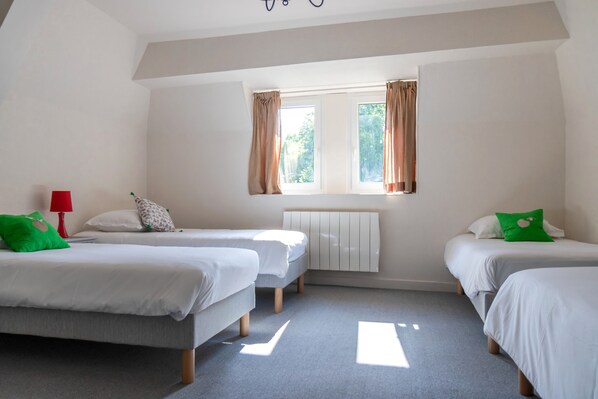 A room with three single beds, a red lamp, and a window with curtains. - Pays d'Auge - Beautiful view of the Norman bocage (Livarot-Pays-d'Auge)