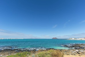 Una spiaggia nelle vicinanze