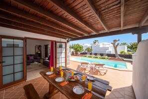 Outdoor dining - Villa Elly by Villa Plus (Playa Blanca)