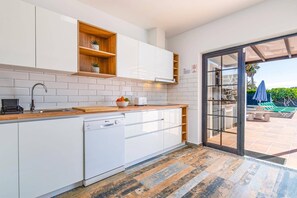 Microwave, dishwasher, coffee/tea maker