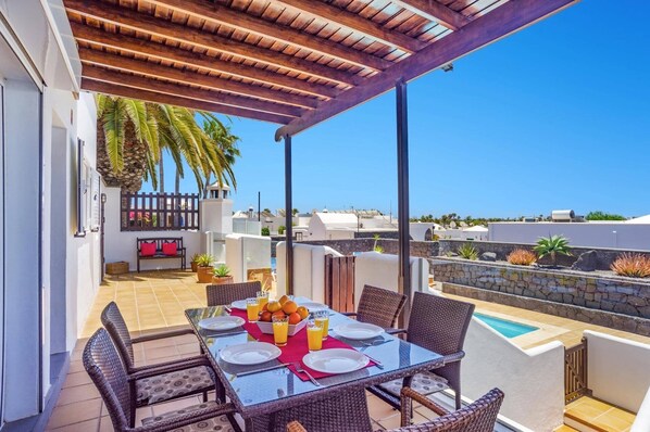 Outdoor dining - Villa Casa Linden by Villa Plus (Playa Blanca)