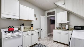 Een koelkast, een microgolfoven, een oven, een kookplaat