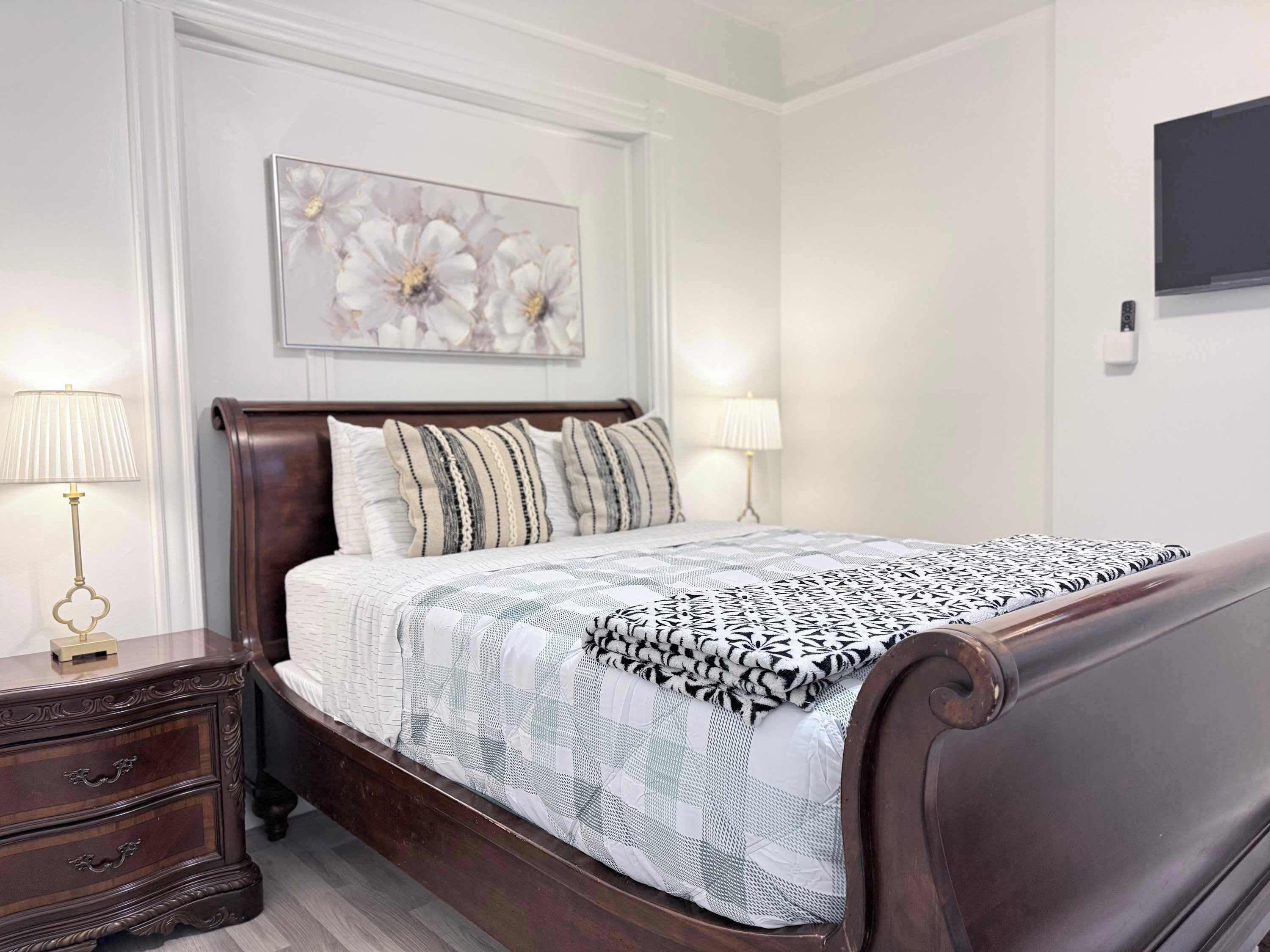 1 slaapkamer, een bureau, een strijkplank/strijkijzer, reisbedje