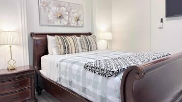 1 slaapkamer, een bureau, een strijkplank/strijkijzer, reisbedje