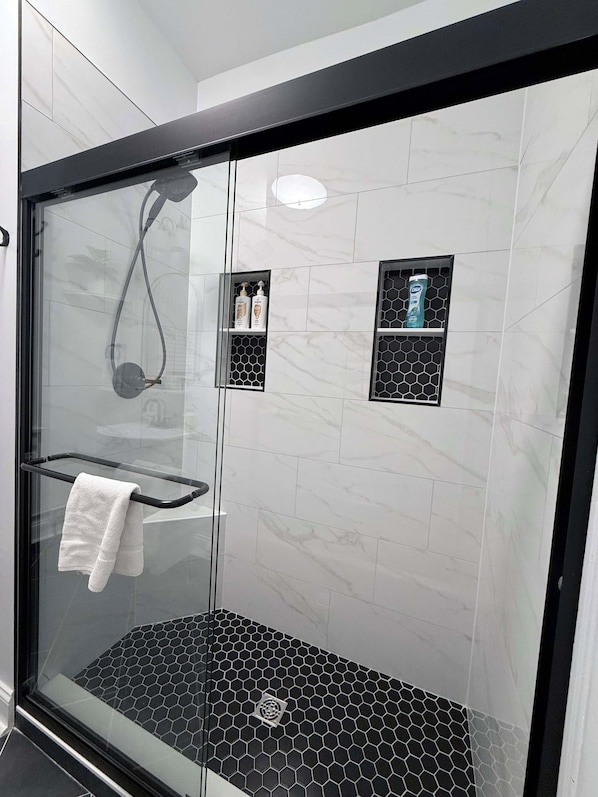 Dusche, Haartrockner, Shampoo