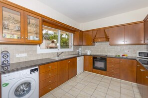 Microwave, dishwasher, coffee/tea maker