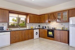 Mikrowelle, Geschirrspüler, Wasserkocher mit Kaffee-/Teezubehör