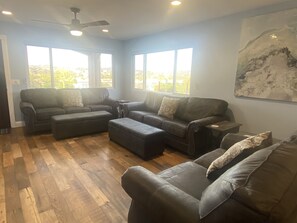 Smart TV, tavolo da ping pong, altoparlanti intelligenti