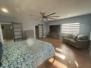 7 habitaciones, tabla de planchar con plancha y cuna de viaje 