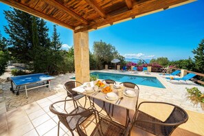 تناول الطعام بالخارج