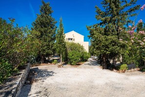 المنطقة المحيطة بالمنشأة