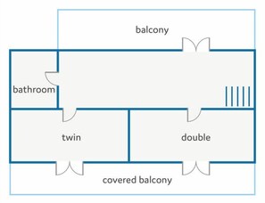 Plano de planta que muestra un balcón, baño, habitación doble y habitación con dos camas, además de un balcón cubierto.