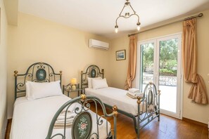 5 bedrooms, iron/ironing board, free WiFi, bed sheets