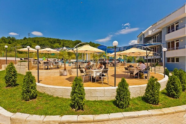 Outdoor dining - Sunny Beach Sunset apartments (Sunny Beach)