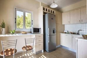 Micro-ondes, lave-vaisselle, cafetière/bouilloire