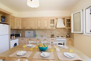 Microwave, dishwasher, coffee/tea maker