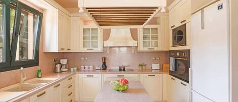 Micro-ondes, lave-vaisselle, cafetière/bouilloire