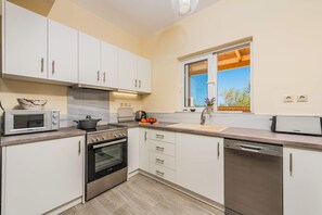 Mikrowelle, Geschirrspüler, Wasserkocher mit Kaffee-/Teezubehör