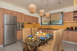 Mikroaaltouuni, astianpesukone, kahvin-/teenkeitin