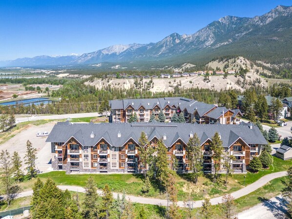 Een lodge met meerdere gebouwen, elk met een opvallend balkon en een stenen gevel.